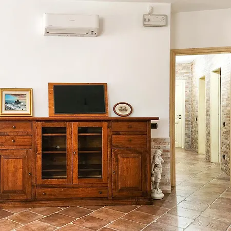 Piano Terra In Con Piscina